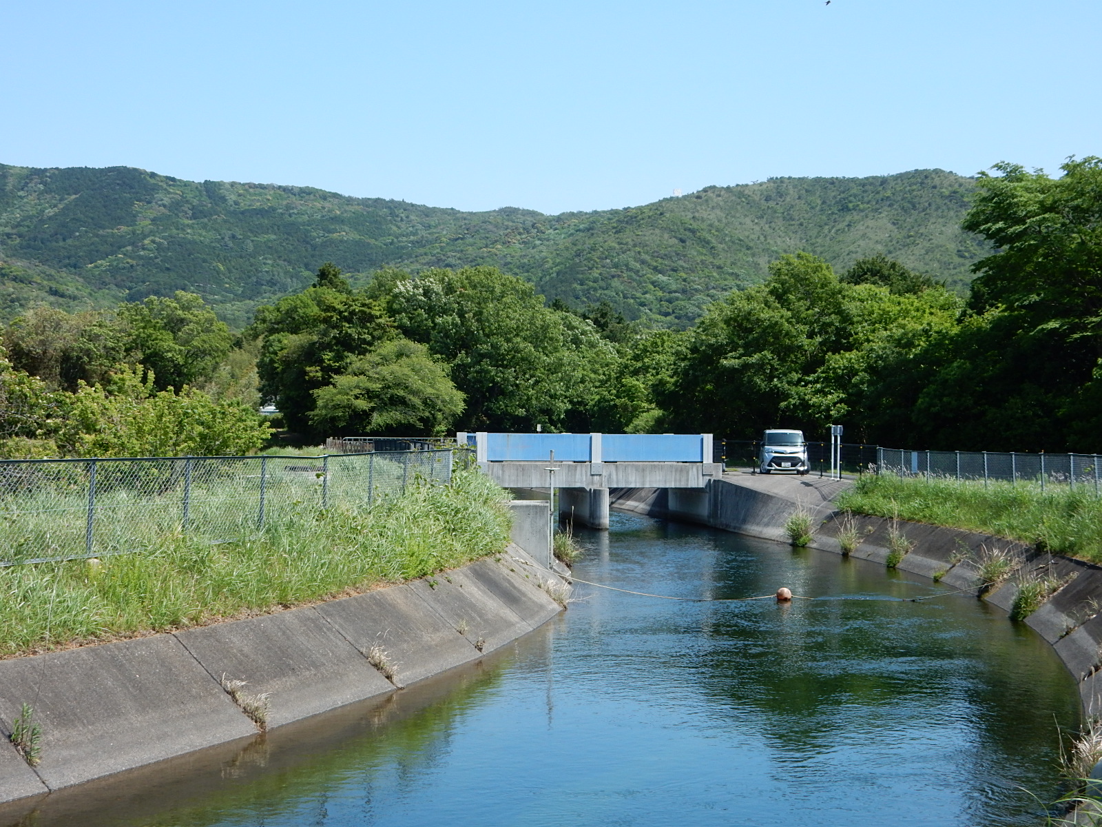 <p>2021年5月撮影<br />
富岡第1開水路からの新緑の山々</p>
